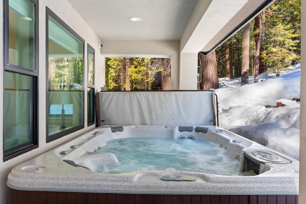 Luxury Retreat Home w Hot Tub - Property Image 21