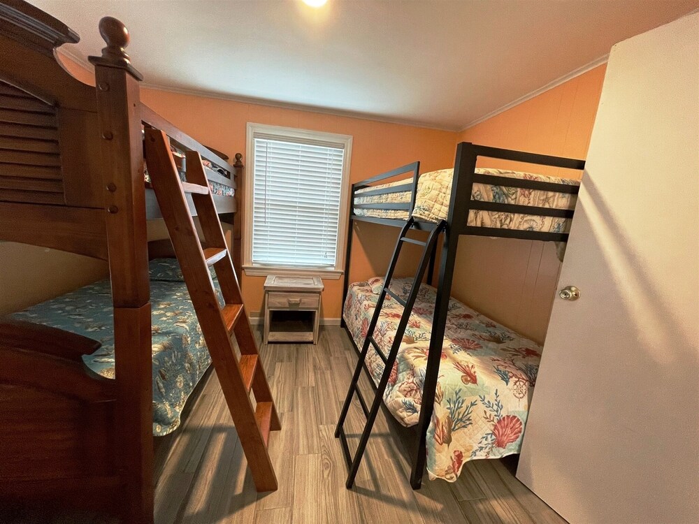 Freaky Tiki 3 Bedroom Cottage by RedAwning