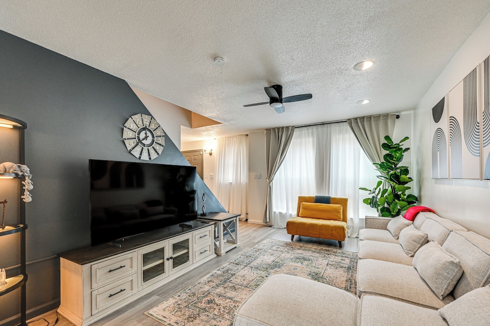 Townhome 1 Mi to Colt Park & Industrial District!