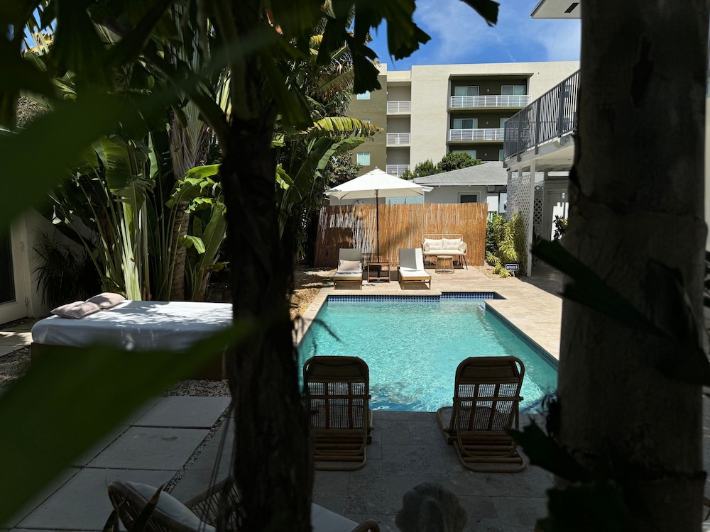Islands Inn on the Drive - Poolside Paradise Suite - A1