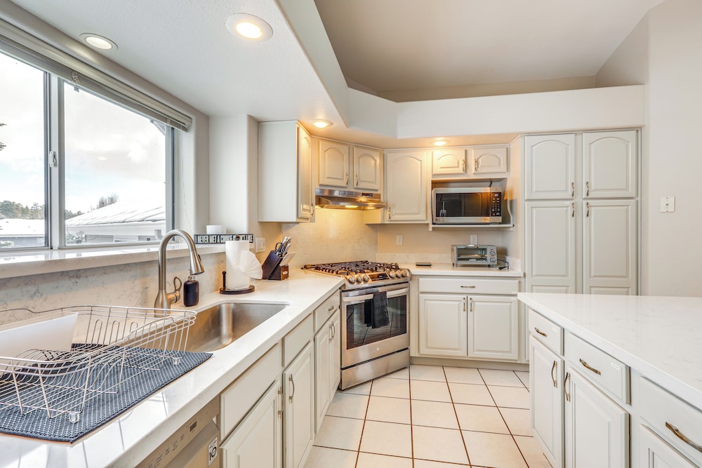 Near Hiking & Golf: Peaceful Home in Flagstaff!
