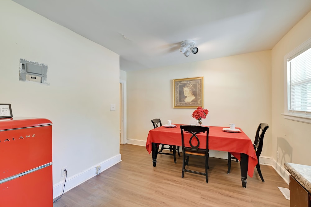 5 Mi to Uptown: Charlotte Hideaway w/ Yard