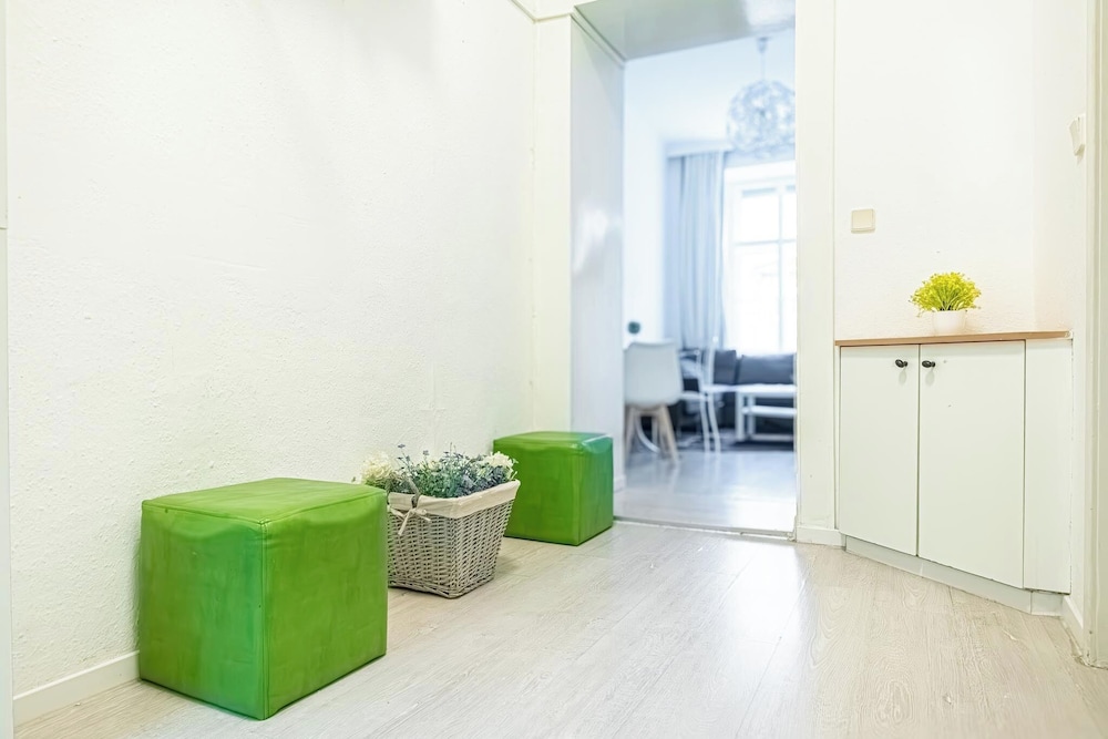 Contemporary 1BR LR Close to Belvedere