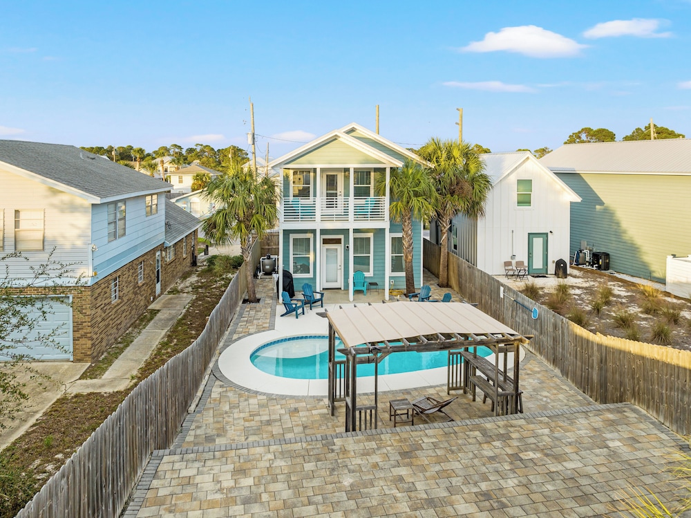 Spacious 4-bed, 3-bath Beach House Sleeps 12 for the Perfect Getaway