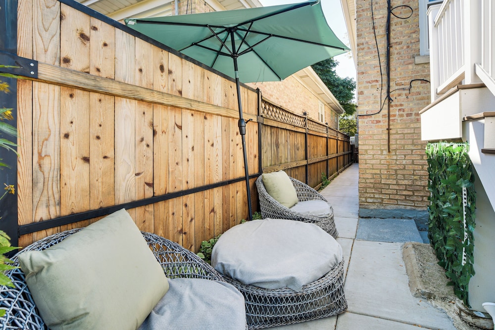 2 Mi to Logan Square: Pet-friendly Unit w/ Yard!