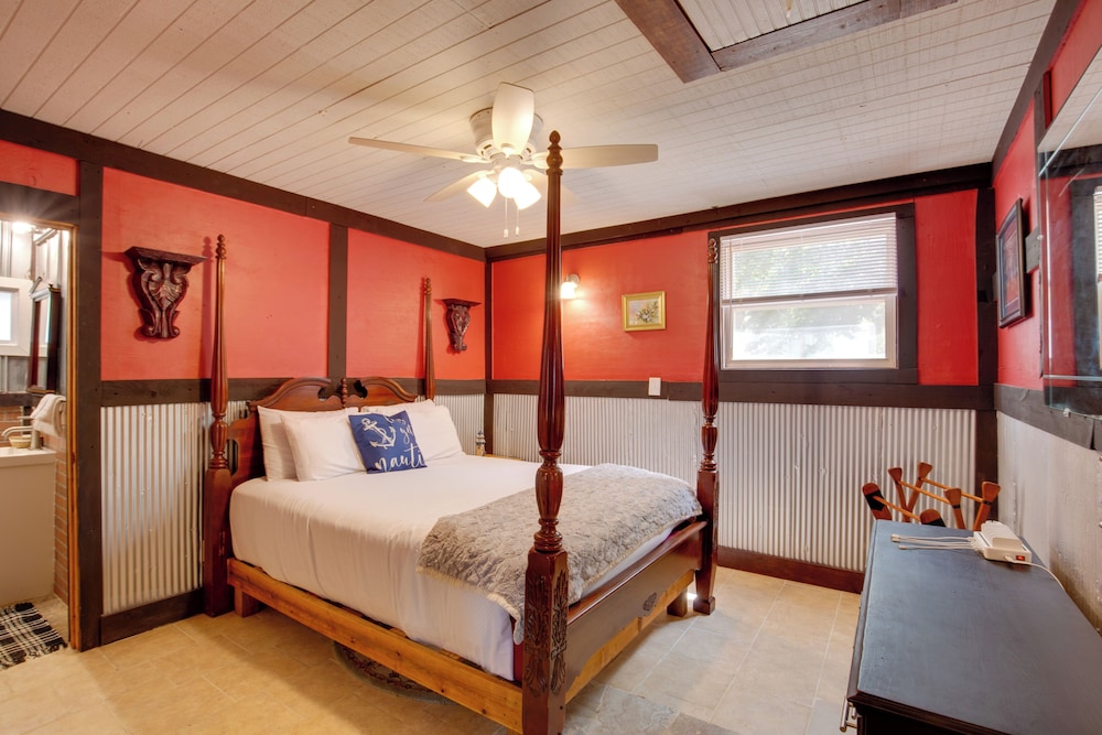 'cedar Pointe' - Peaceful Lake Cabin in Odessa