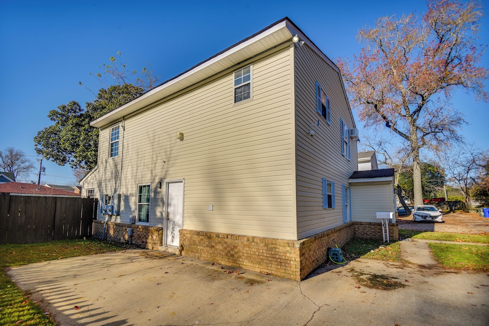 Explore & Relax! Norfolk Duplex < 1 Mi to Beach