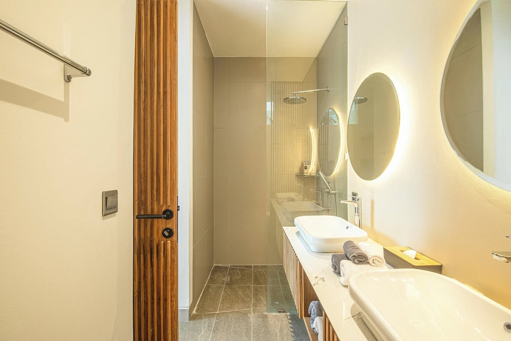 Luxury 5BR Retreat, 400m From Café Del Mar Shore