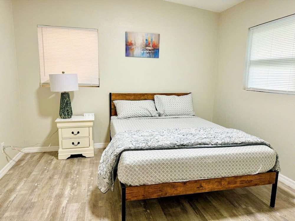 Fresh Renovated Pool Home w 5 Bedrooms Near Beach
