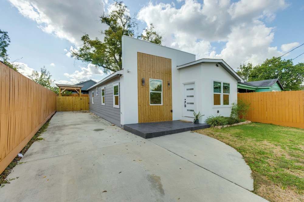 Updated Home w/ Hot Tub in Houston's Northside!