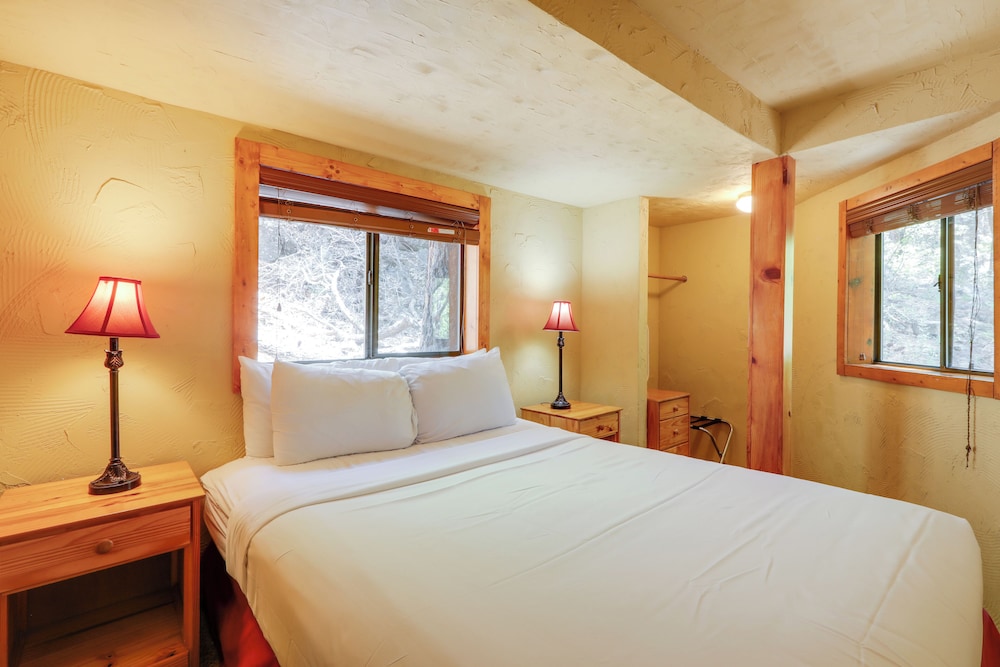 Charming Sedona Cabin: Hike, Fish & Swim On-site! view 3