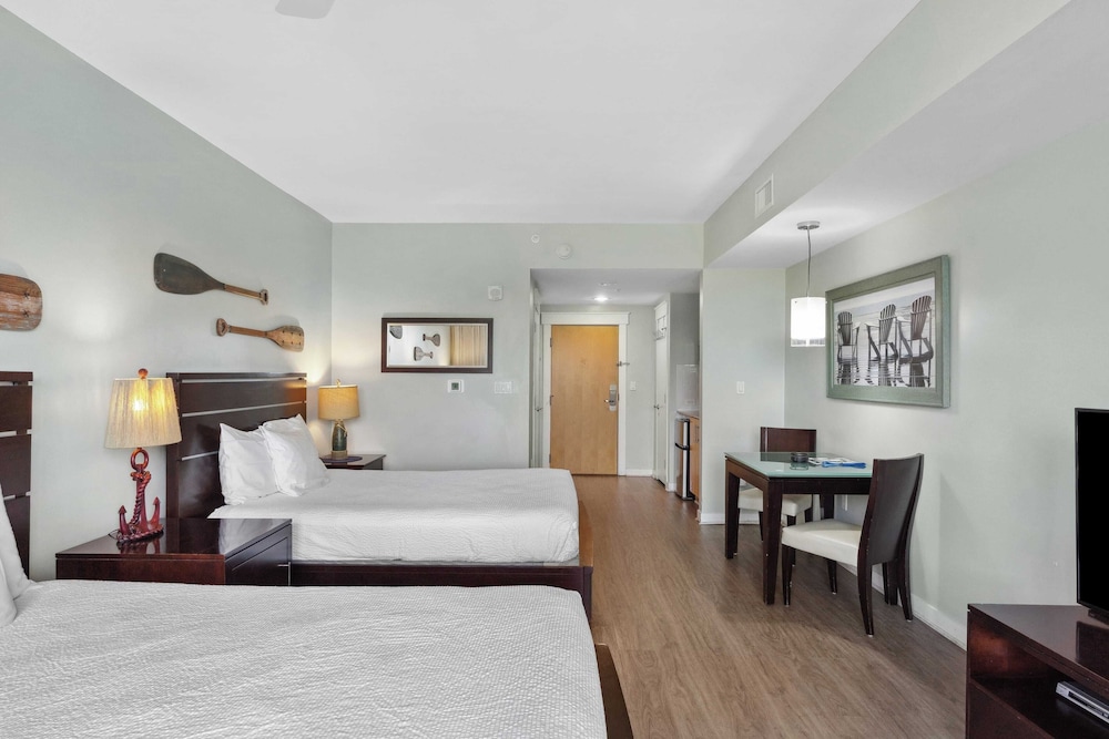 Serene Studio at Sandestin Pool, Hot Tub, Beach Shuttle, Walk to Baytowne