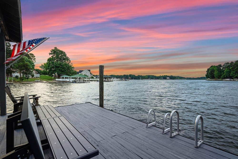 Paradise Pointe by Avantstay Lakefront Views Playset