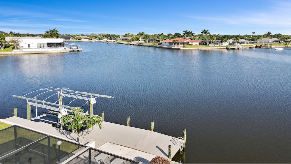 Amazing - 4 Bed Billiard Table Luxury Canal Pool