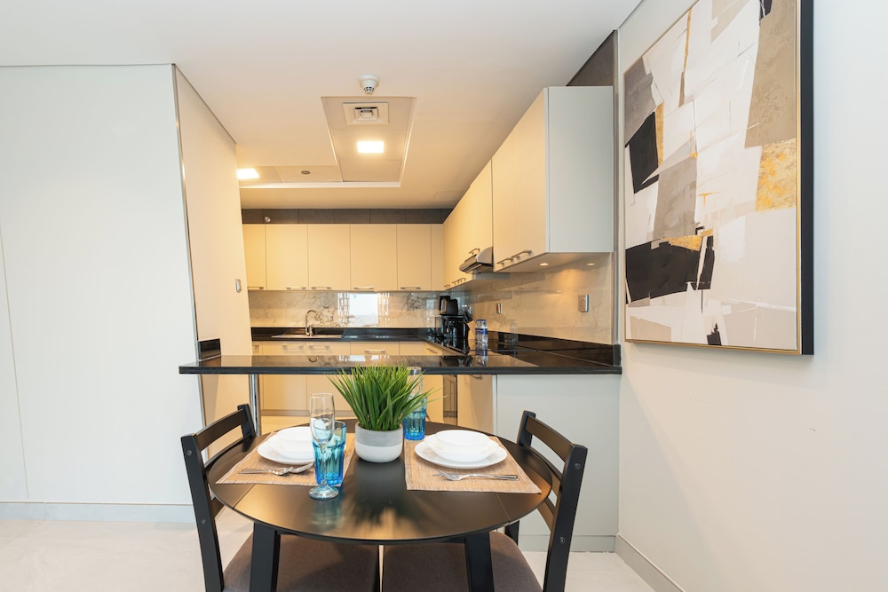 PVH - Refined 1BR - Cayan Tower — Dubai