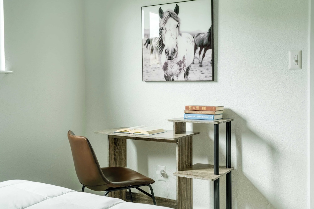 Austin Escape, Prime Location + Shared Yard Oasis Fairlawn Buyout by Avantstay