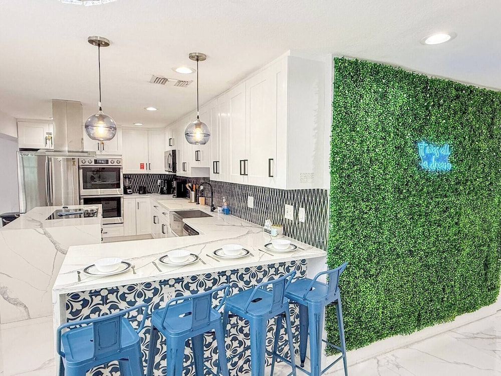 Modern Escape Chef s Kitchen Private Yard