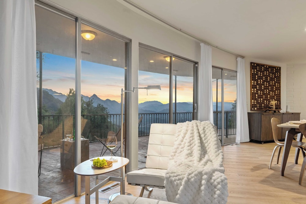 Sleeps 10, Luxe 2 Homes Malibu Hills Retreat Cielo Estate by Avantstay