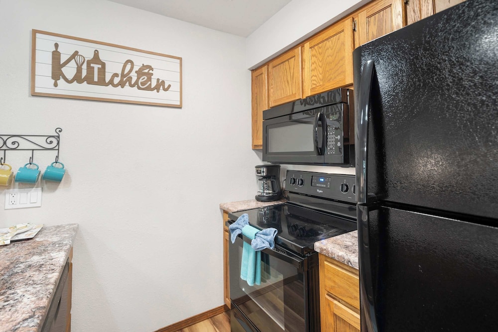 The Greenview Haven: Cozy For 6!