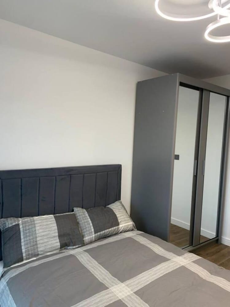Inviting 2-bed Apartment in Grays view 4