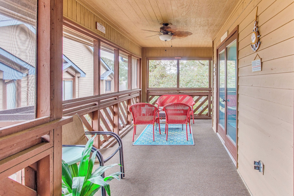 Walk to Ocean: Condo w/ 2 Pools in Myrtle Beach