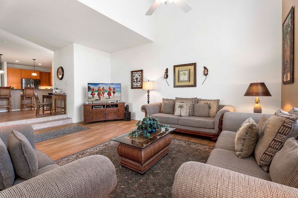 Spacious Corner Unit - Central AC - Vrkcv