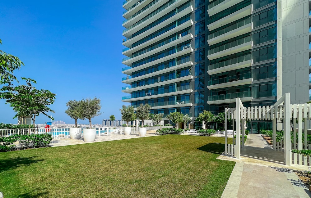 Stylish 2BR in Emaar Beach Front w/ Private Beach