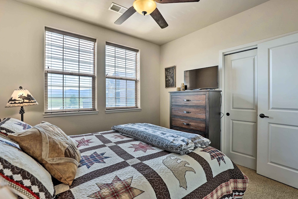 Balcony & Grill: Mtn-view Retreat in Granby!