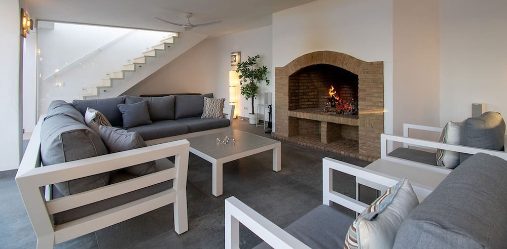 Lavanda Magnificent Five Bedroom Villa in Carvoe