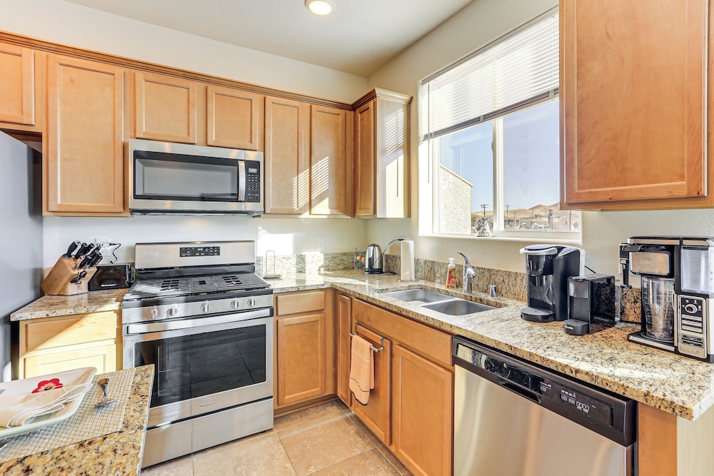4 Mi to Dtwn: Family-friendly Townhome in Reno