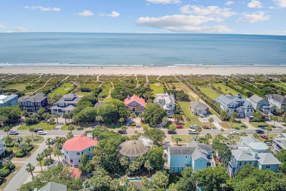 Private Pool, Putting Green & Steps to Isle of Palms Beach Paradise on Palm
