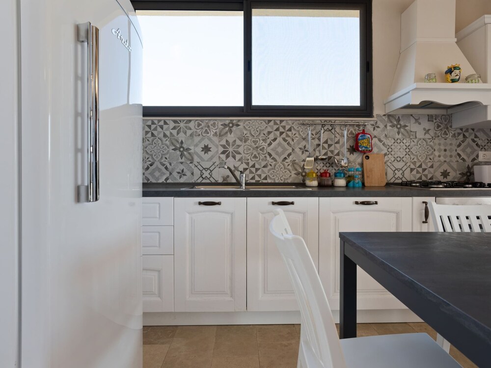 Altavista Lakeview 3 Bedroom Condo by RedAwning