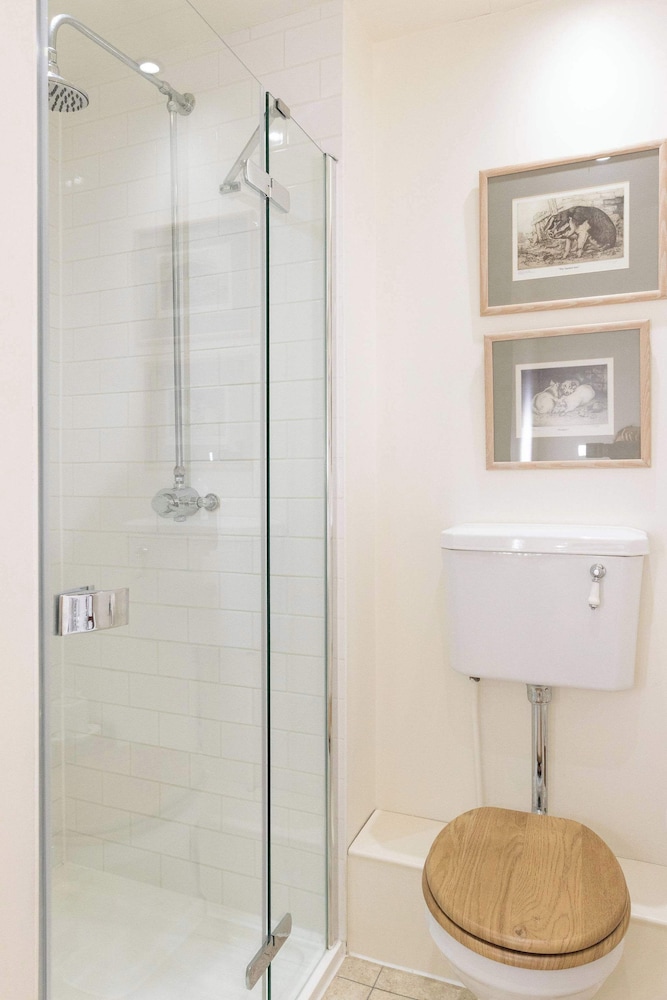 House Annexe Sleeps 18 Heated Pool