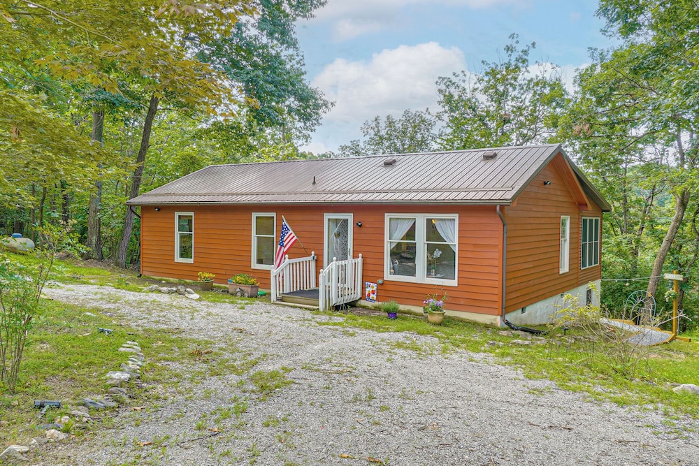 5 Mi to Harpers Ferry Nhp: Quiet Home w/ Deck