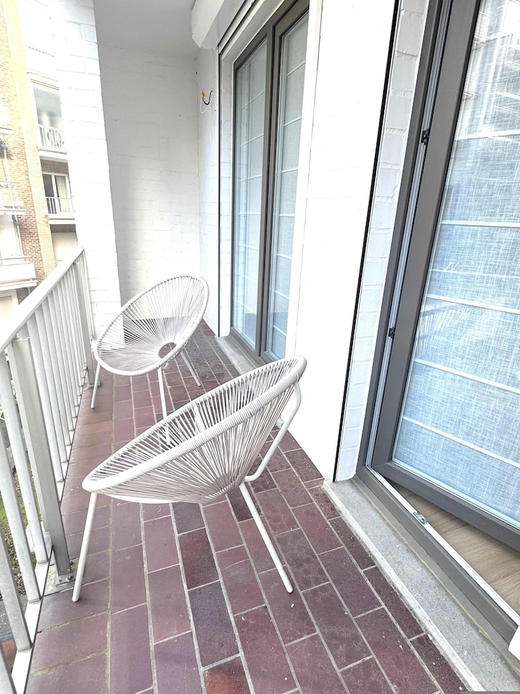 Spacious Bright Apartment Steps From the Beach i