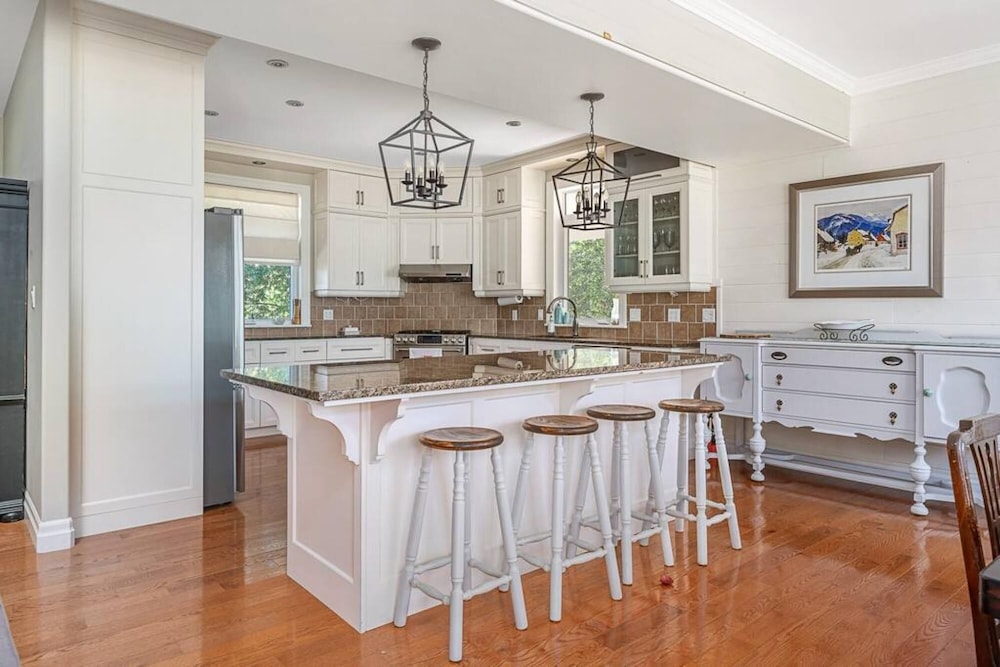 County Lakehouse - The Perfect Spot in PEC - Image 3