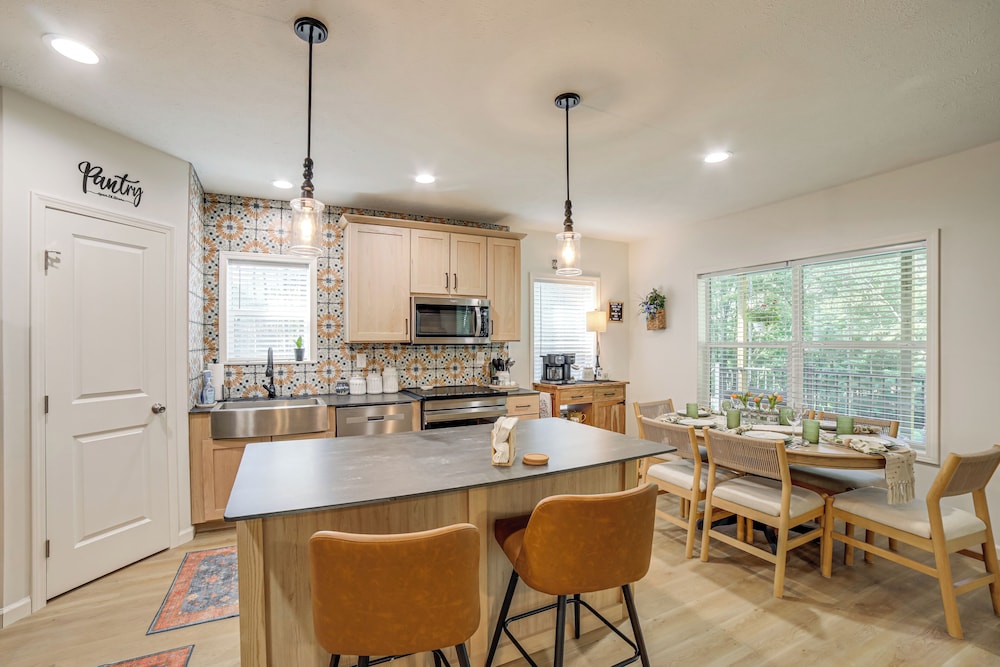 Lake Access, Pools & More: Family Home in Stanwood
