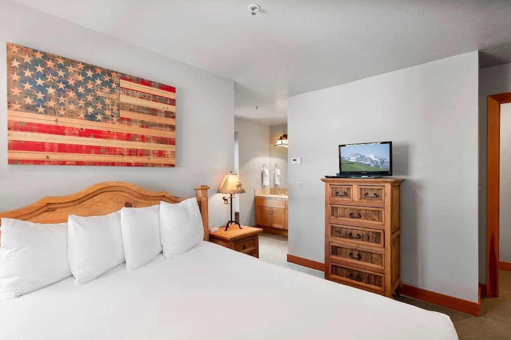 Greyhawk at Deer Valley Resort - Two Bedroom Condo with Hot Tub #12 2 Condo