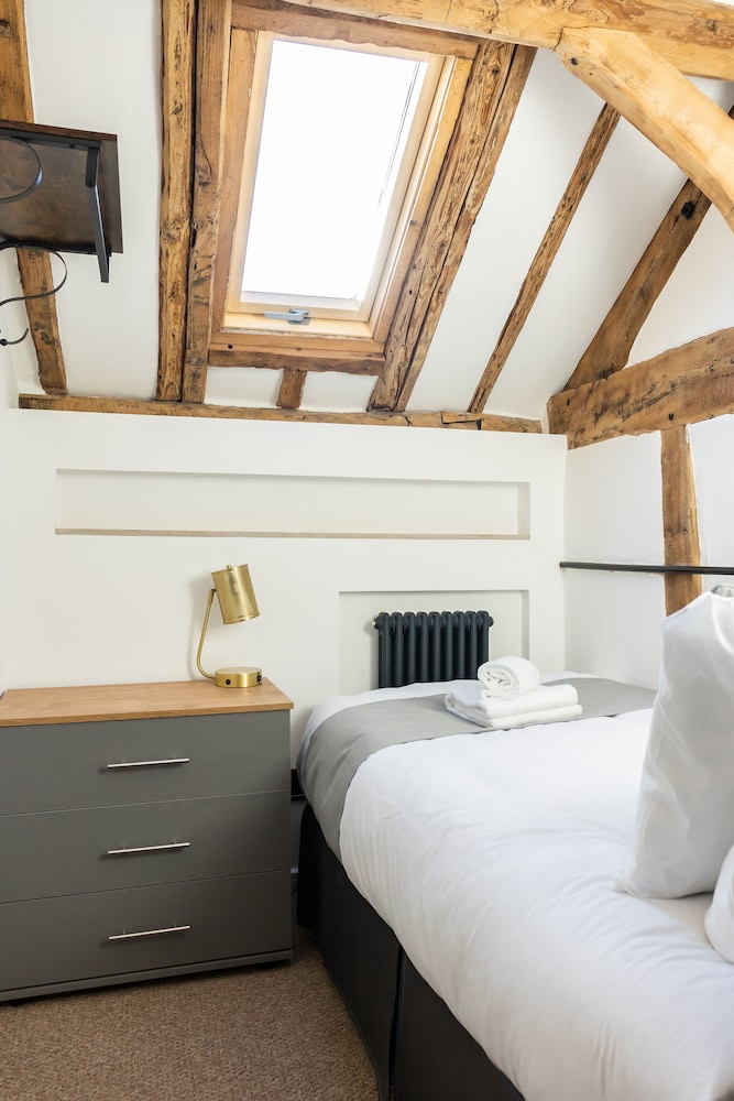 Stunning 4 Bed Sleeps 8 Cottage Parking view 4