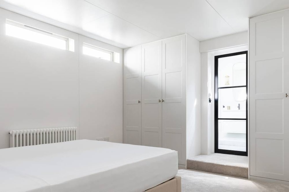 Cheyne Walk Houseboat by Onefinestay