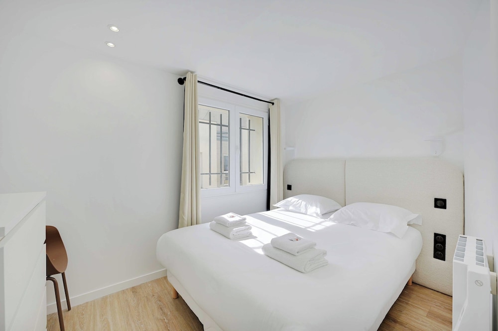 Modern Apt - 2bd/6p - Near Paris view 3