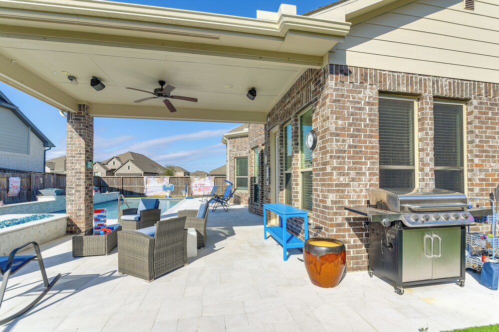 Games, Films & Outdoor Fun: Luxe Home in La Marque
