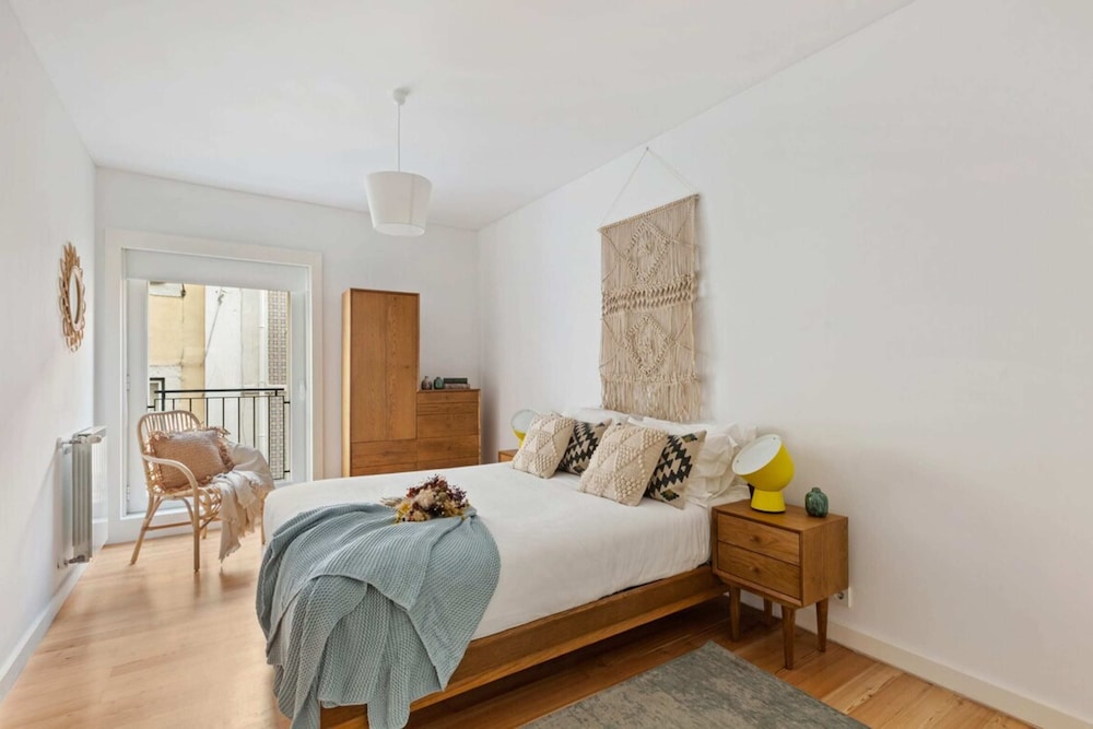 Beautiful 2 Bedroom Apartment in Bairro Alto view 5