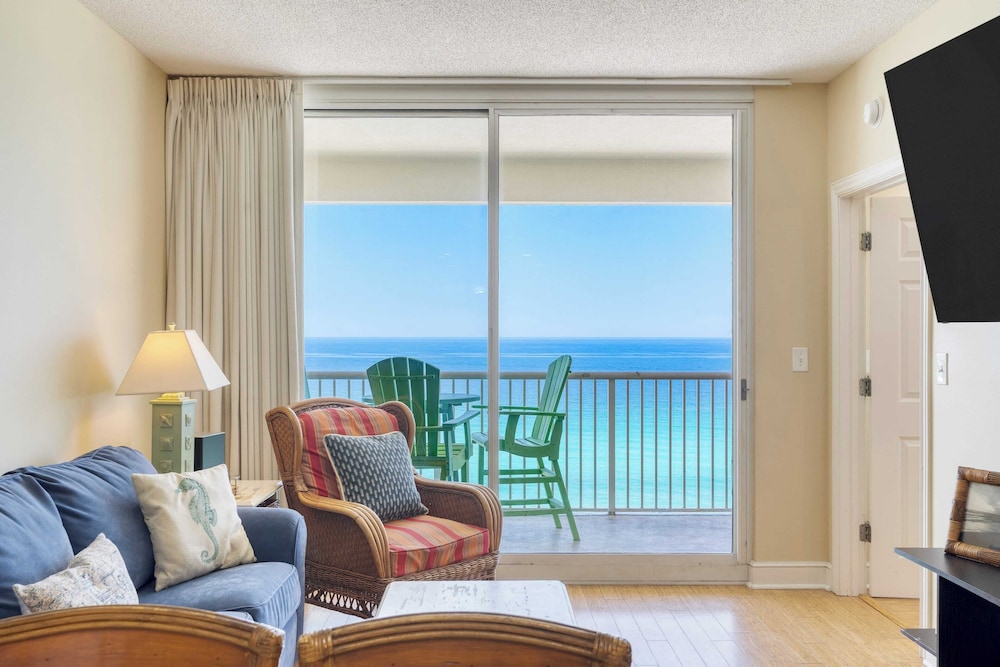 Sea Spray by Avantstay Beachfront Condo