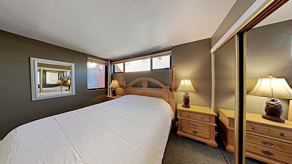 Large Upgraded 4 Bedroom Condo in Mammoth! Easy access To Hot Tubs, Pool, Sauna by RedAwning view 4