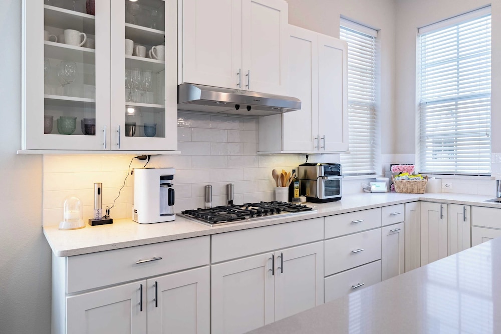 Modern Home, Private Balcony, Near Rainey & Lady Bird Lake Haus of Z