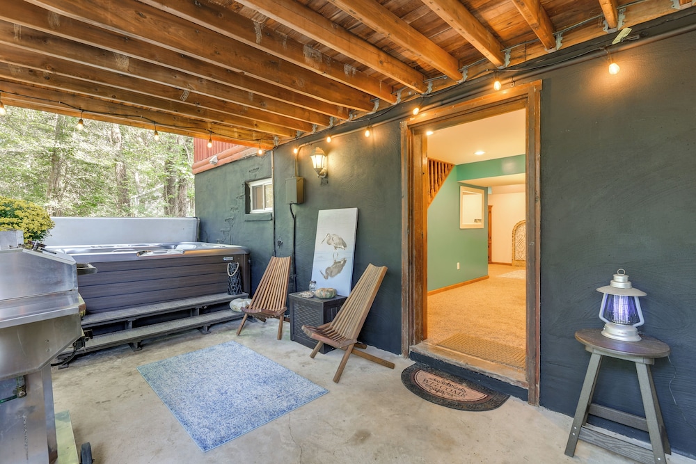 Lakefront Log Cabin Retreat w/ Hot tub + Kayaks!