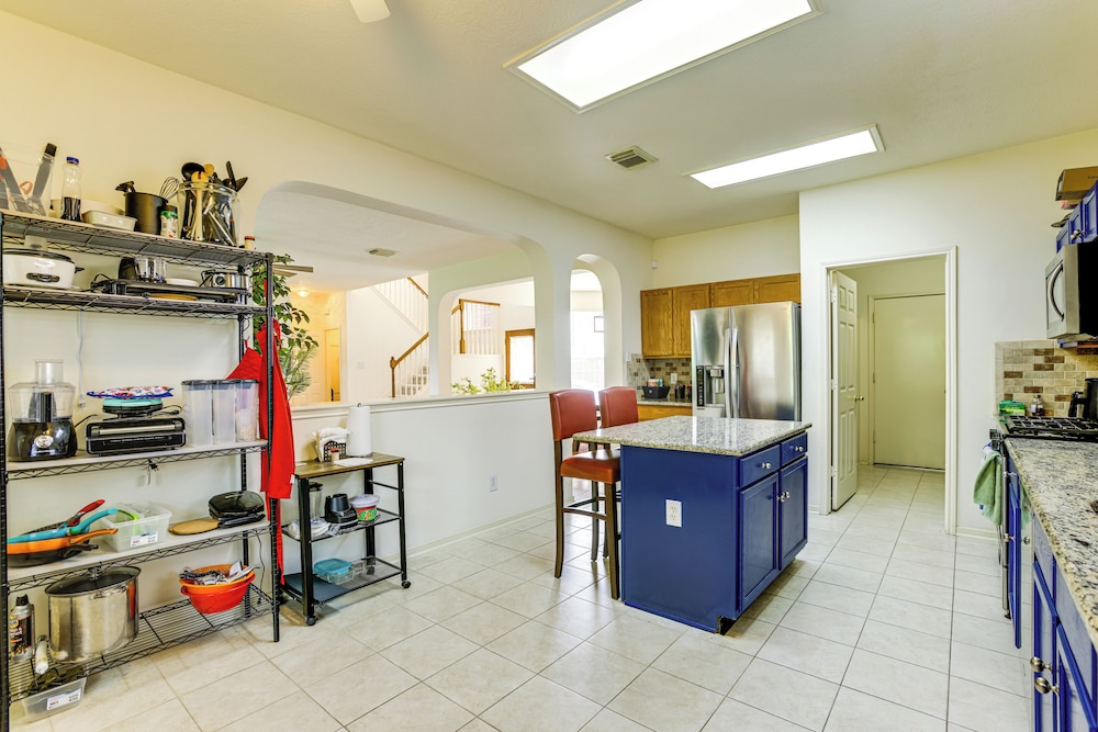 4 Mi to Old Town Spring: Family Retreat w/ Yard!
