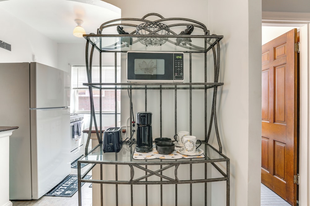 10 Mi to Downtown St Louis: Convenient Apartment!