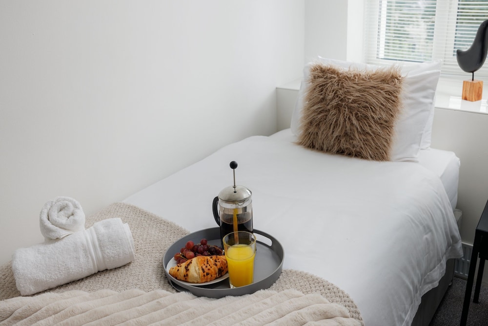 Modern 3 Bed Apartment - Parking view 3